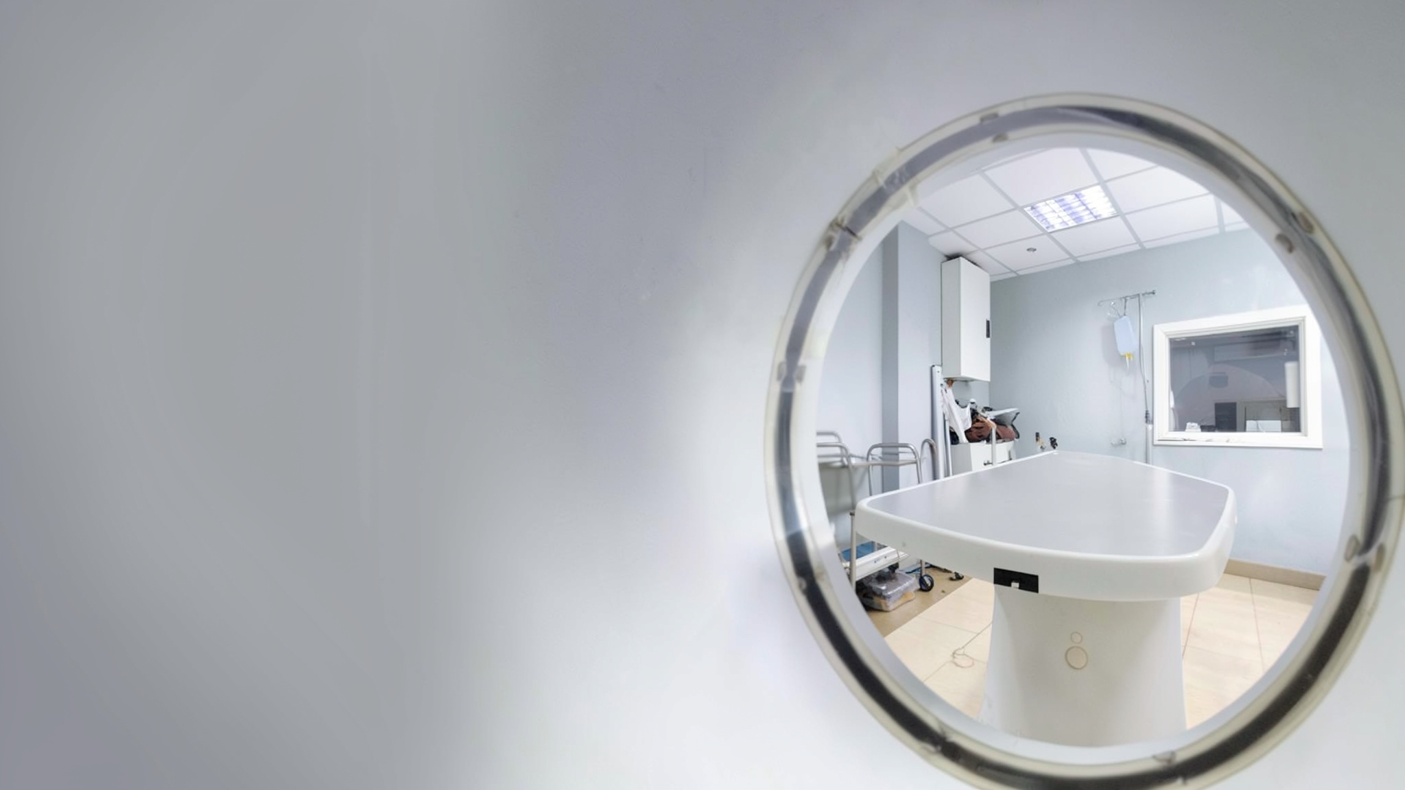 Clean up the room. The scan bed doesn't look nice. Improve it. The walls look dirty, clean them up.